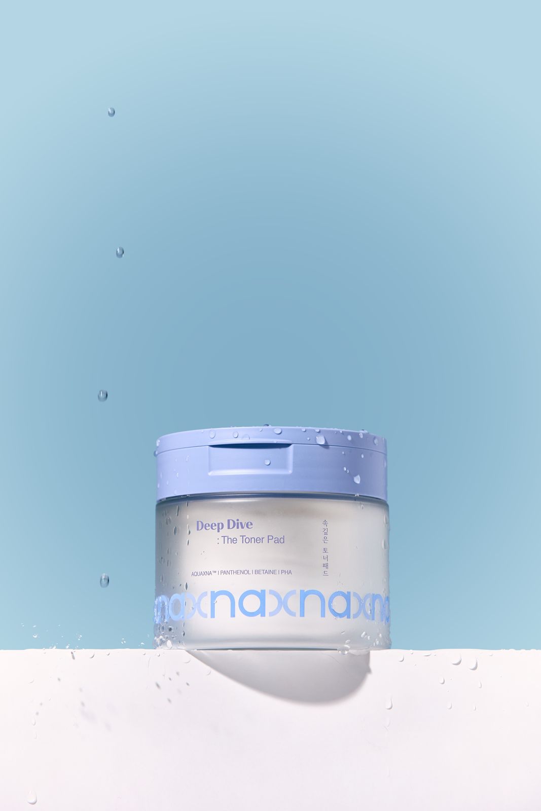NAXNA · 제품촬영 — 흰색 단상 위에 제품 단독컷