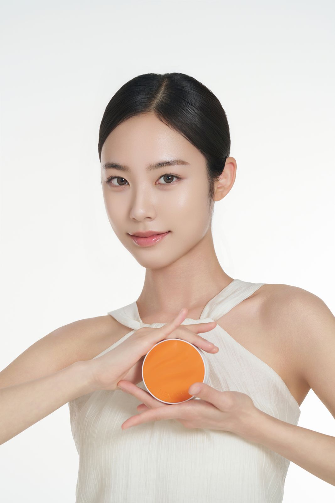 NEXTREE · 스킨케어 · 메이크업 (모델컷) — 쿠션 컴팩트(닫힘) 양손 교차 홀딩