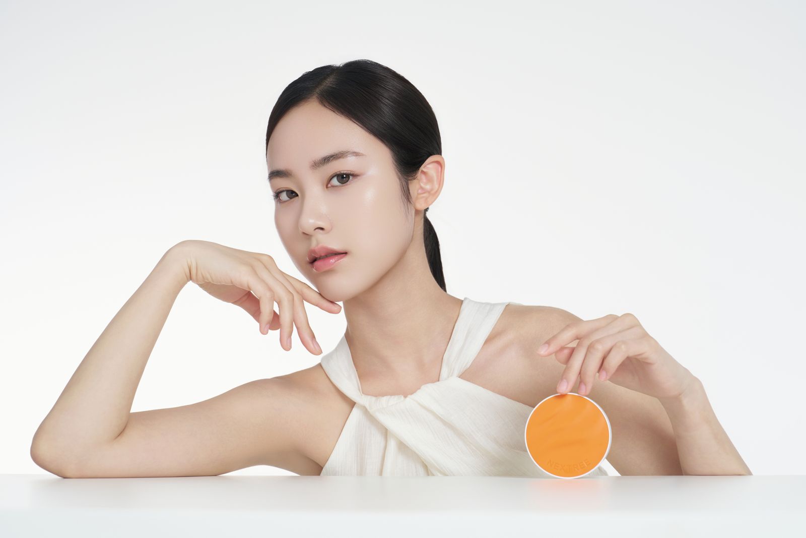 NEXTREE · 스킨케어 · 메이크업 (모델컷) — 쿠션 컴팩트(닫힘) 턱 근처 홀딩