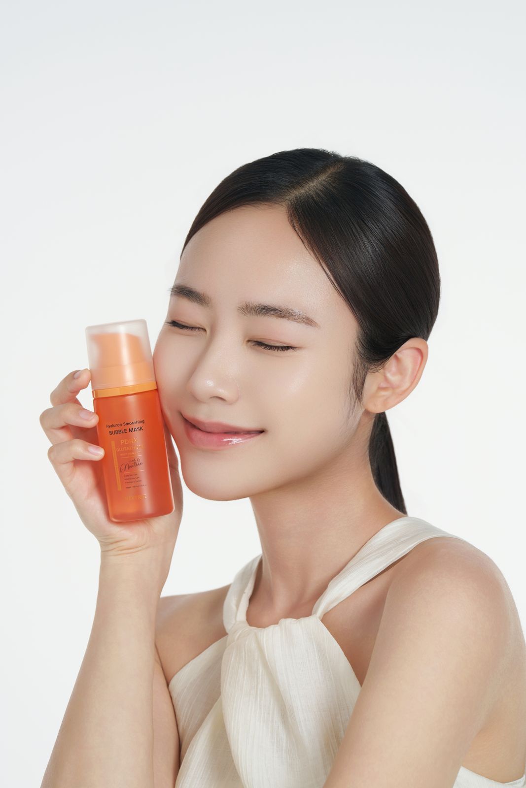 NEXTREE · 스킨케어 · 메이크업 (모델컷) — BUBBLE MASK 용기 볼에 홀딩, 눈감음