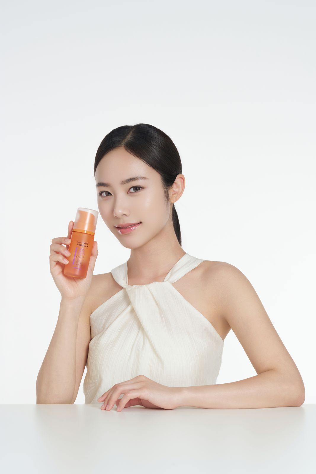 NEXTREE · 스킨케어 · 메이크업 (모델컷) — BUBBLE MASK 용기 얼굴 근처 홀딩