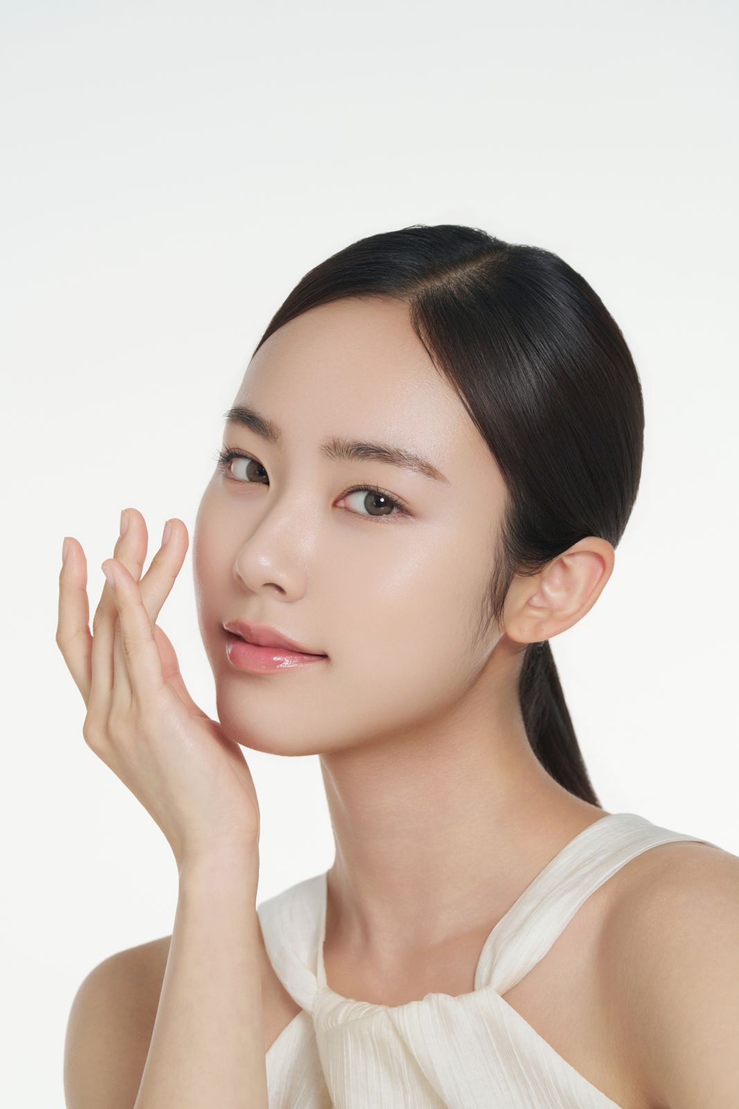 NEXTREE · 스킨케어 · 메이크업 (모델컷) — 제품 없이 모델 단독컷, 손 볼 터치