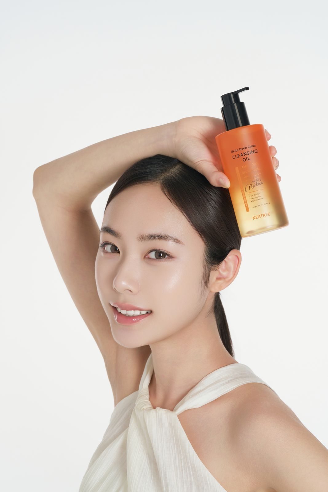 NEXTREE · 스킨케어 · 메이크업 (모델컷) — 클렌징오일 용기 머리 옆 홀딩