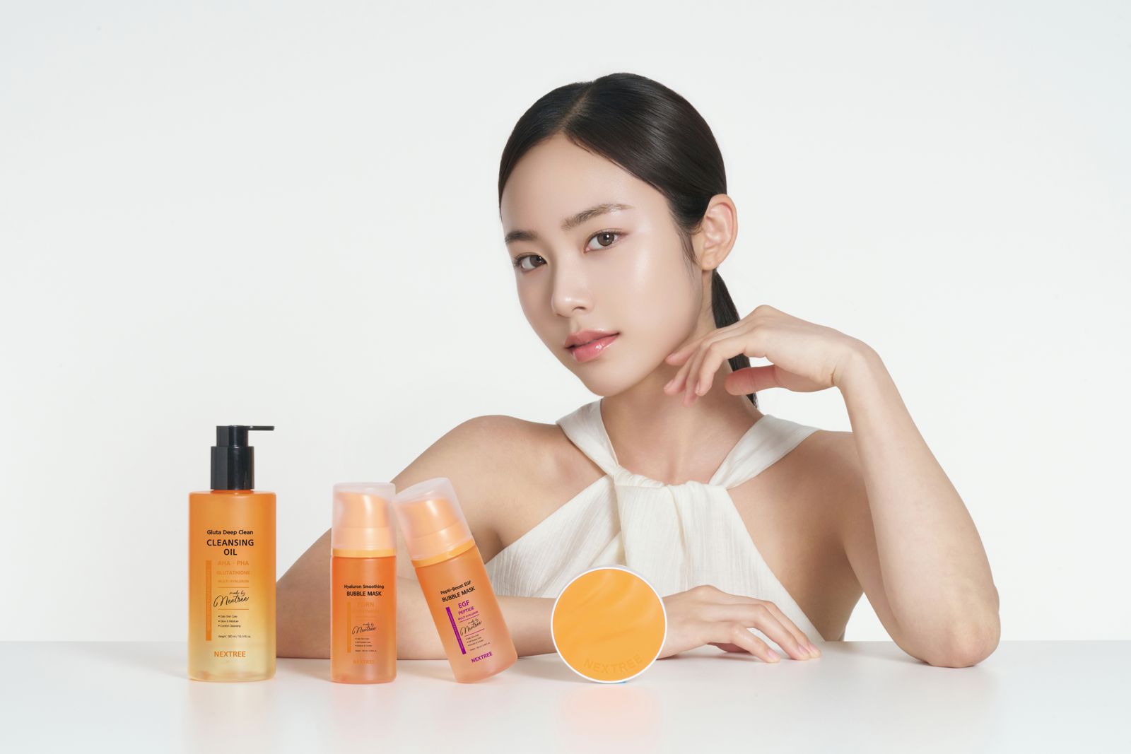 NEXTREE · 스킨케어 · 메이크업 (모델컷) — 3종 제품 라인업 + 제형 스와치, 모델과 함께