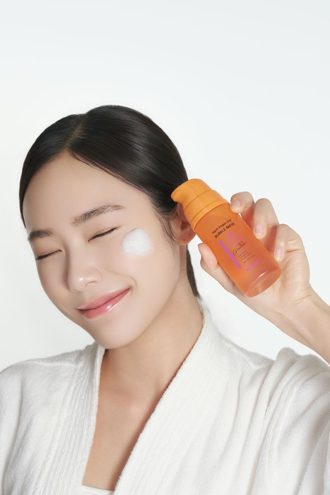 NEXTREE · 스킨케어 · 메이크업 (모델컷) — BUBBLE MASK 용기 + 볼에 제형 스와치, 눈감음