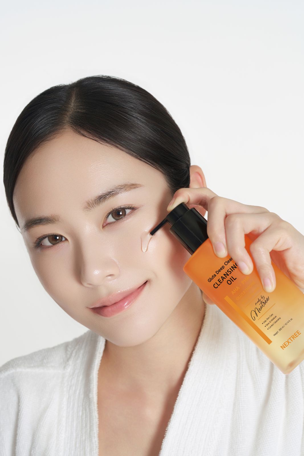 NEXTREE · 스킨케어 · 메이크업 (모델컷) — 클렌징오일 노즐에서 흘러나오는 오일, 볼에 도포