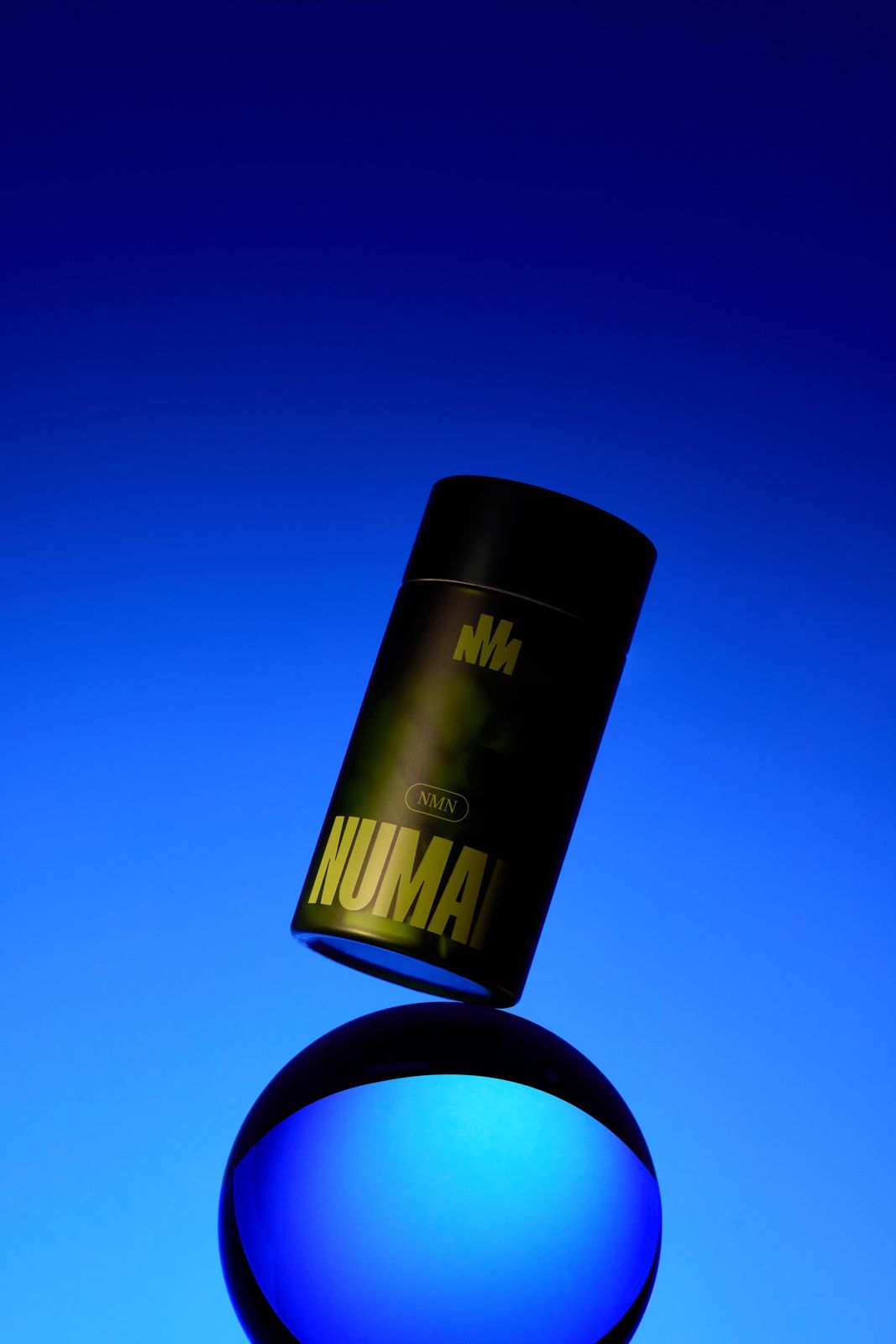 NUMAN · 건강기능식품 — 제품을 크리스탈 볼 위에 띄운 듯 배치한 연출컷, 블루 그라데이션 배경