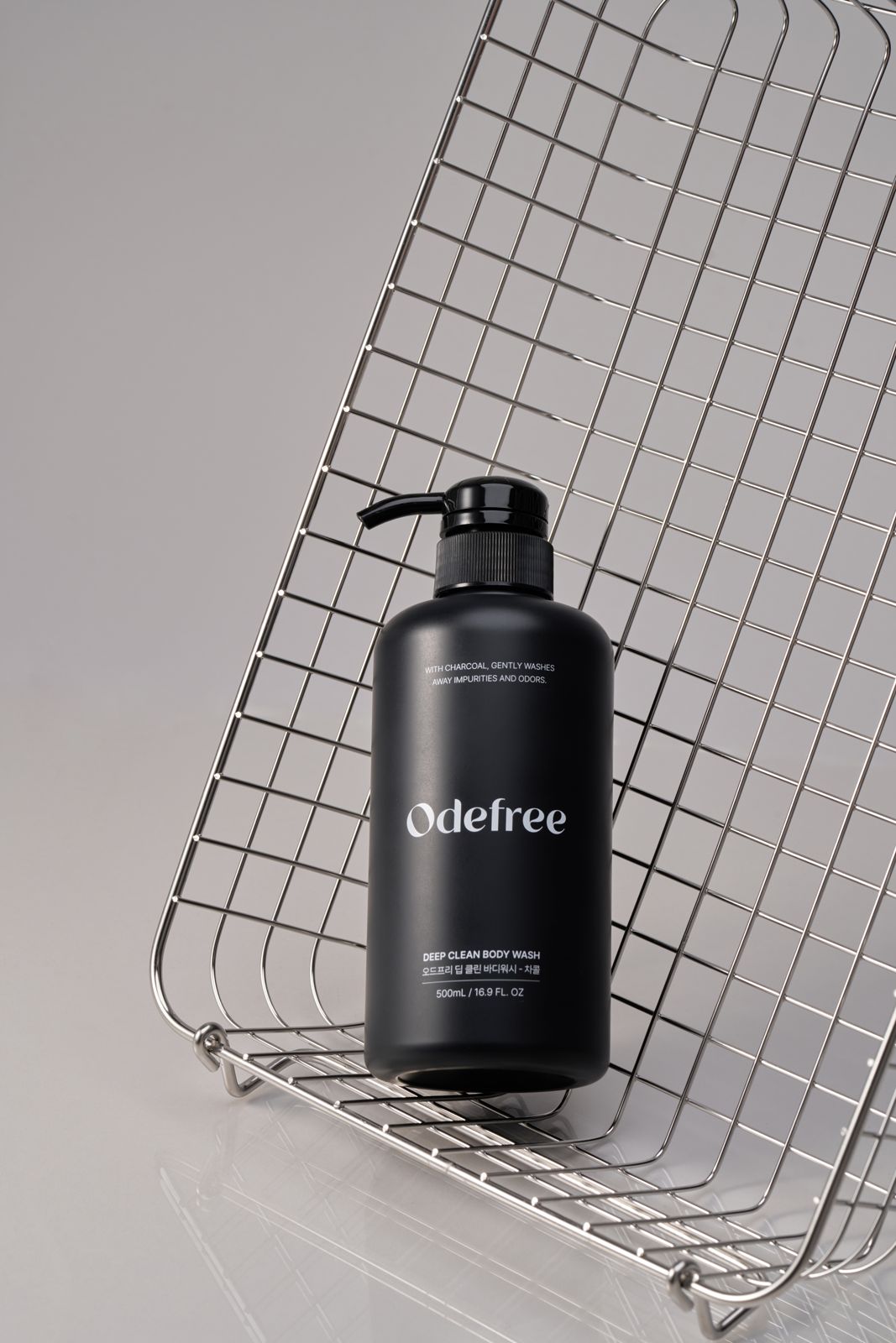 ODEFREE · 바디워시 — 철제 선반(건조대) 위에 놓은 단독 용기 연출컷