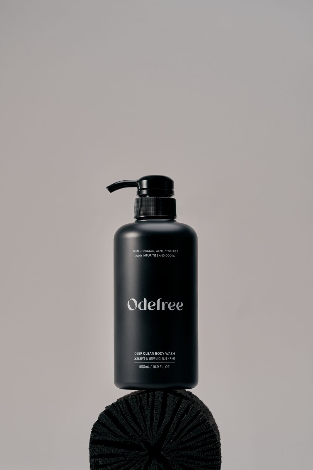 ODEFREE · 바디워시 — 숯 기둥 위에 세운 단독 용기컷, 다른 각도