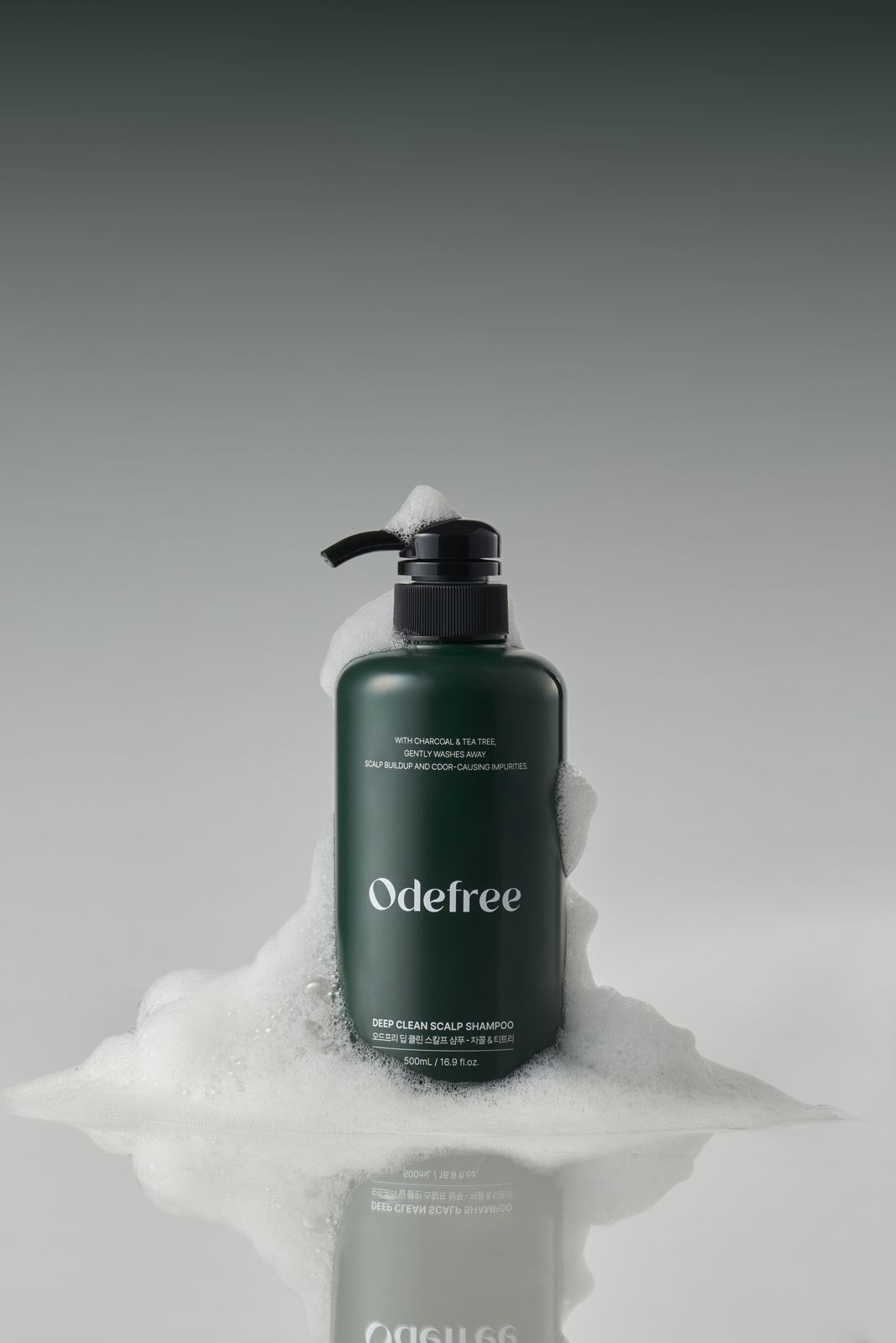 ODEFREE · 샴푸 — 거품 위에 단독 용기를 세운 연출컷