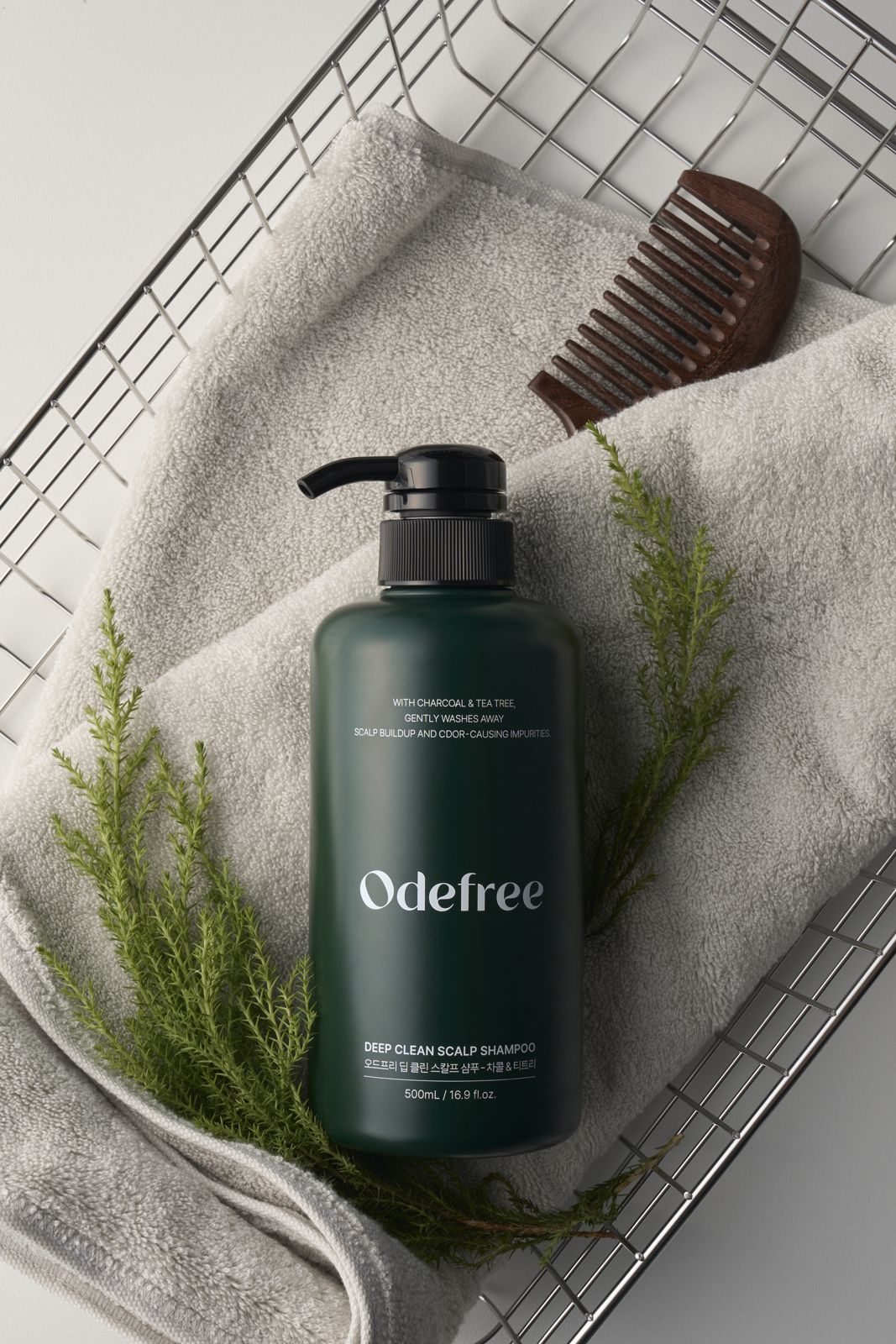 ODEFREE · 샴푸 — 수건과 나무빗을 곁들인 욕실 라이프스타일 연출컷