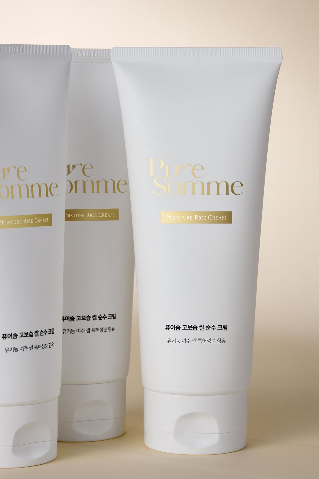 PURESOMME · 크림 — 제품 3개를 원근감 있게 배치한 컷, 배경 블러 처리
