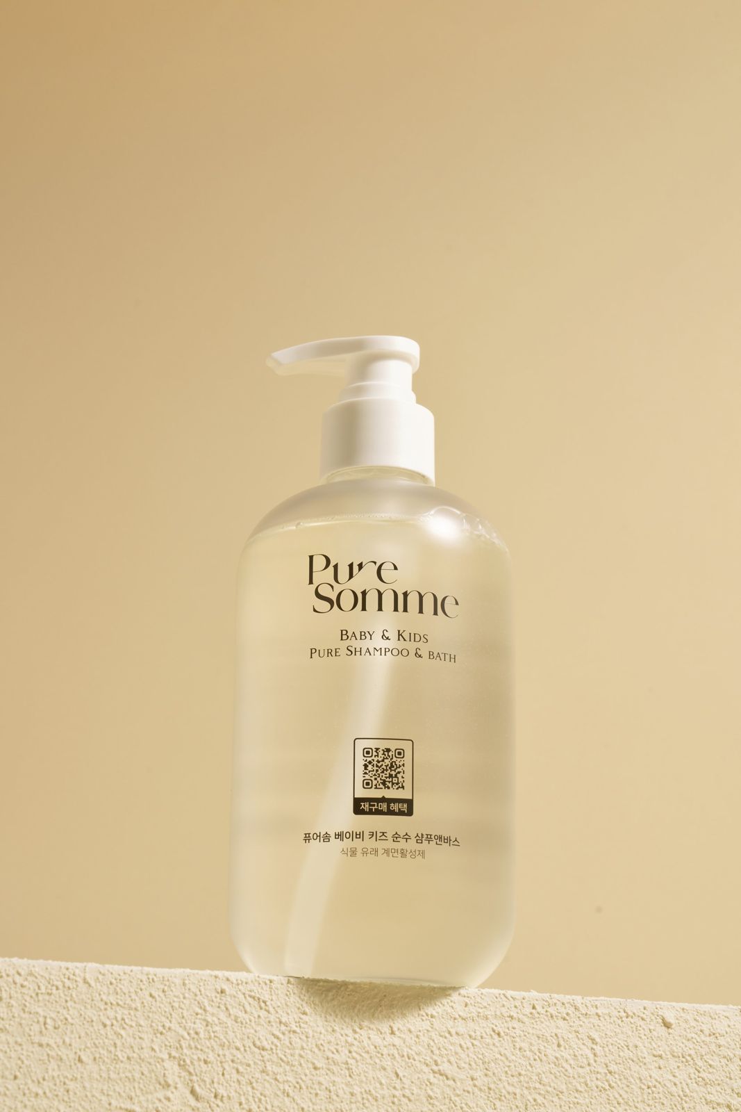 PURESOMME · 바스앤샴푸 — 제품 하나를 흰 받침 위에 세운 컷