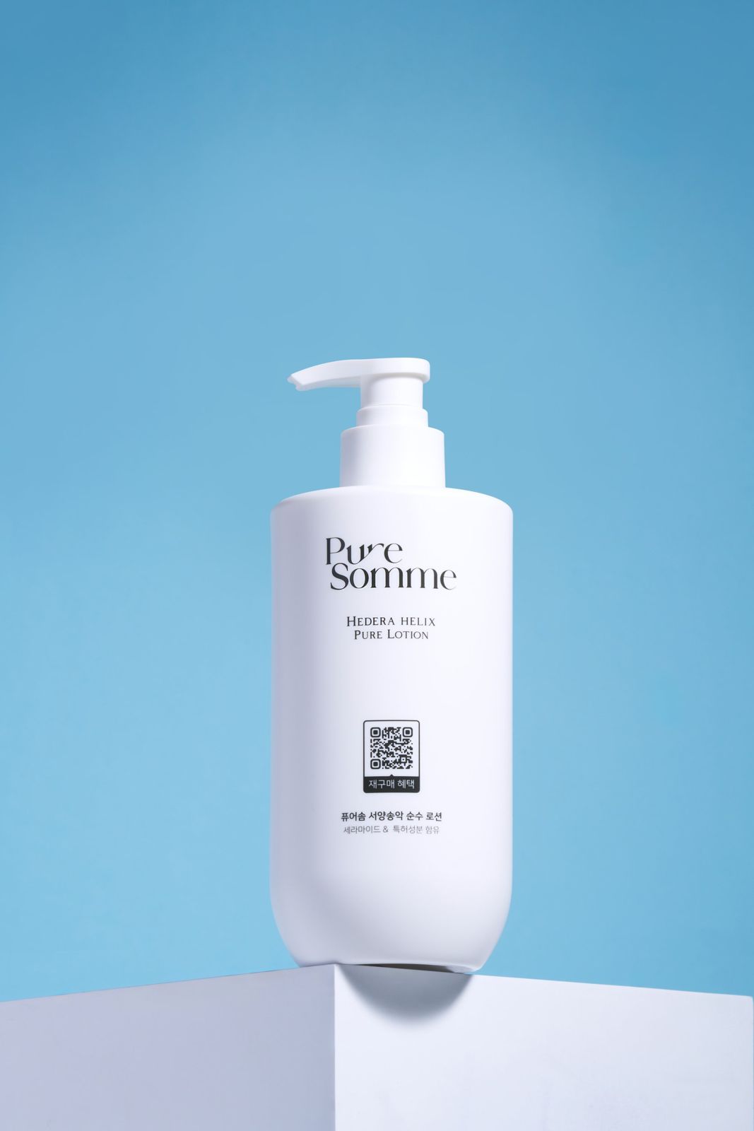 PURESOMME · 로션 — 제품을 흰 받침 위에 세운 컷, 블루 그라데이션 배경