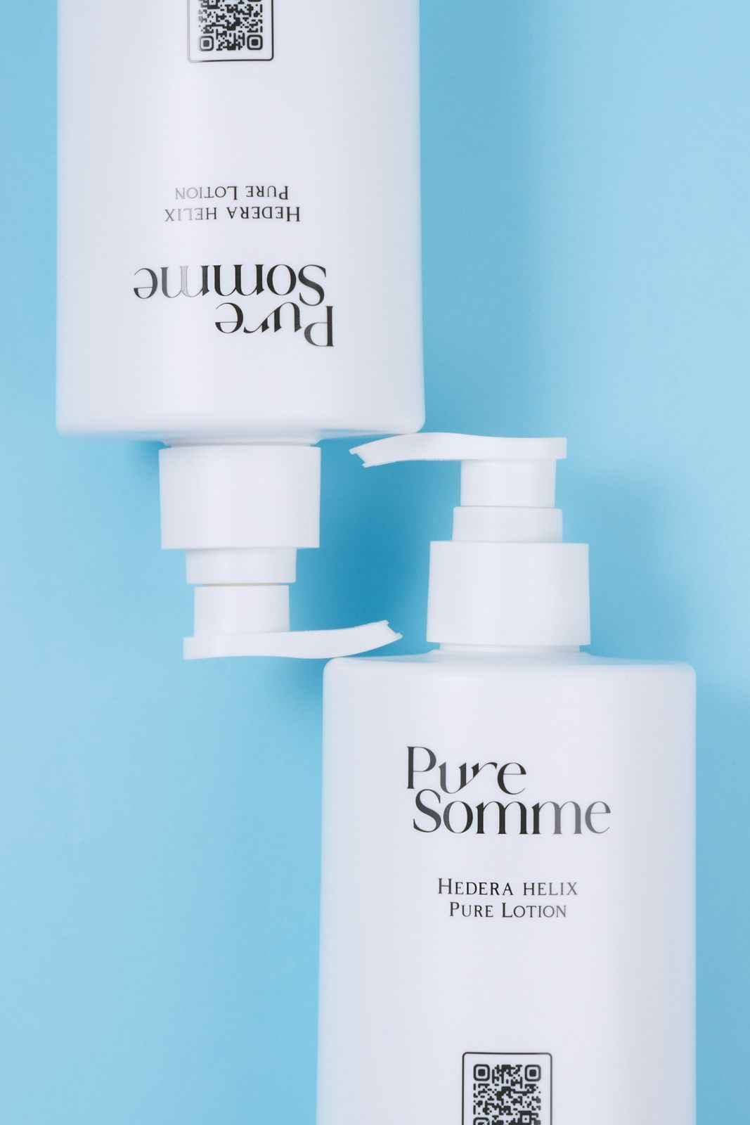 PURESOMME · 로션 — 제품 2개를 눕혀 펌프가 서로 마주 보게 배치한 탑뷰 컷