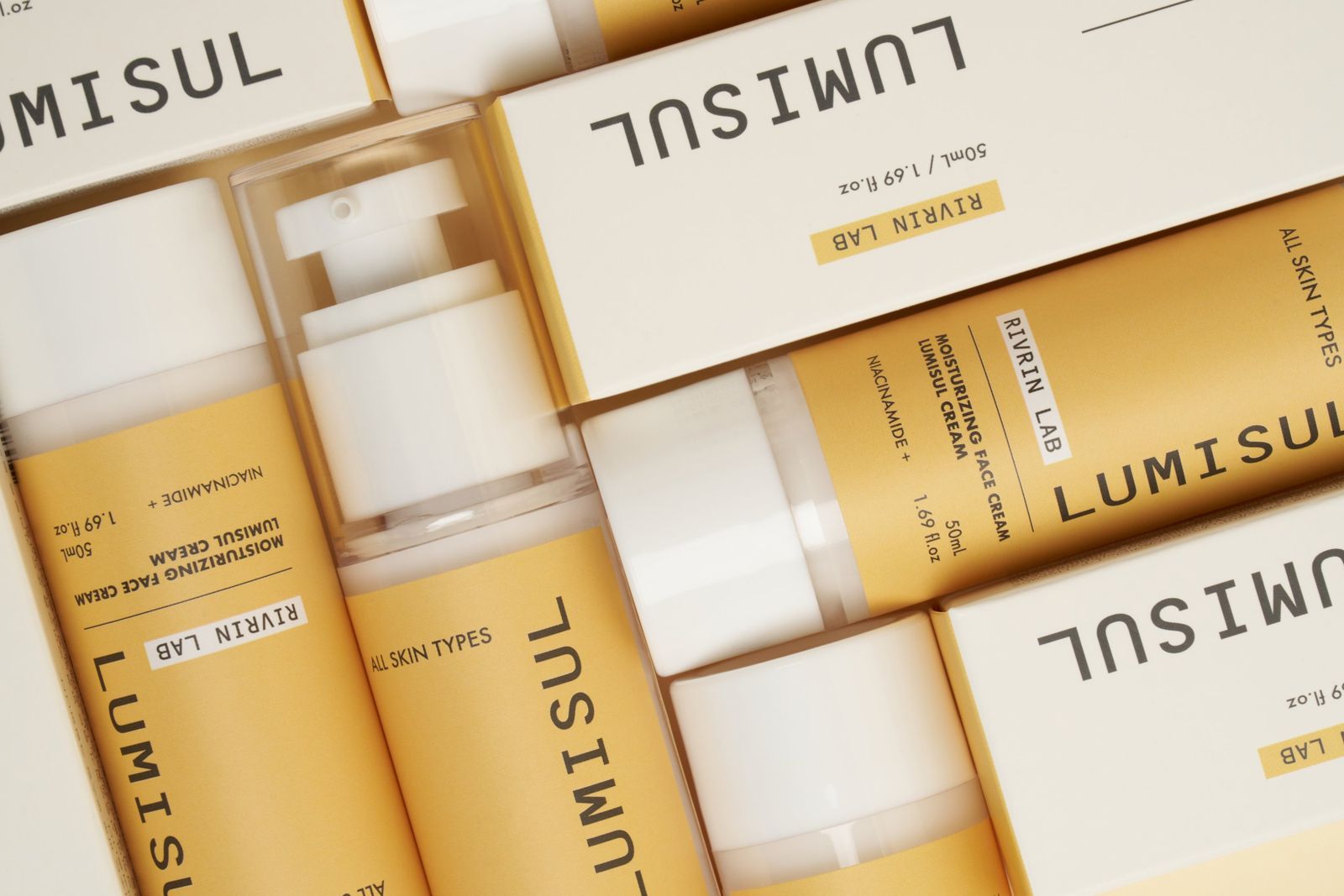 Rivrin Lab · 크림 — 박스와 제품 여러 개를 겹쳐 패턴처럼 배열한 컷
