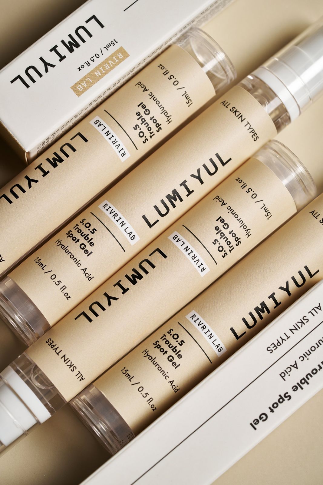 Rivrin Lab · 여드름패치겔 — 제품과 박스를 여러 개 겹쳐 패턴처럼 배열한 탑뷰 컷