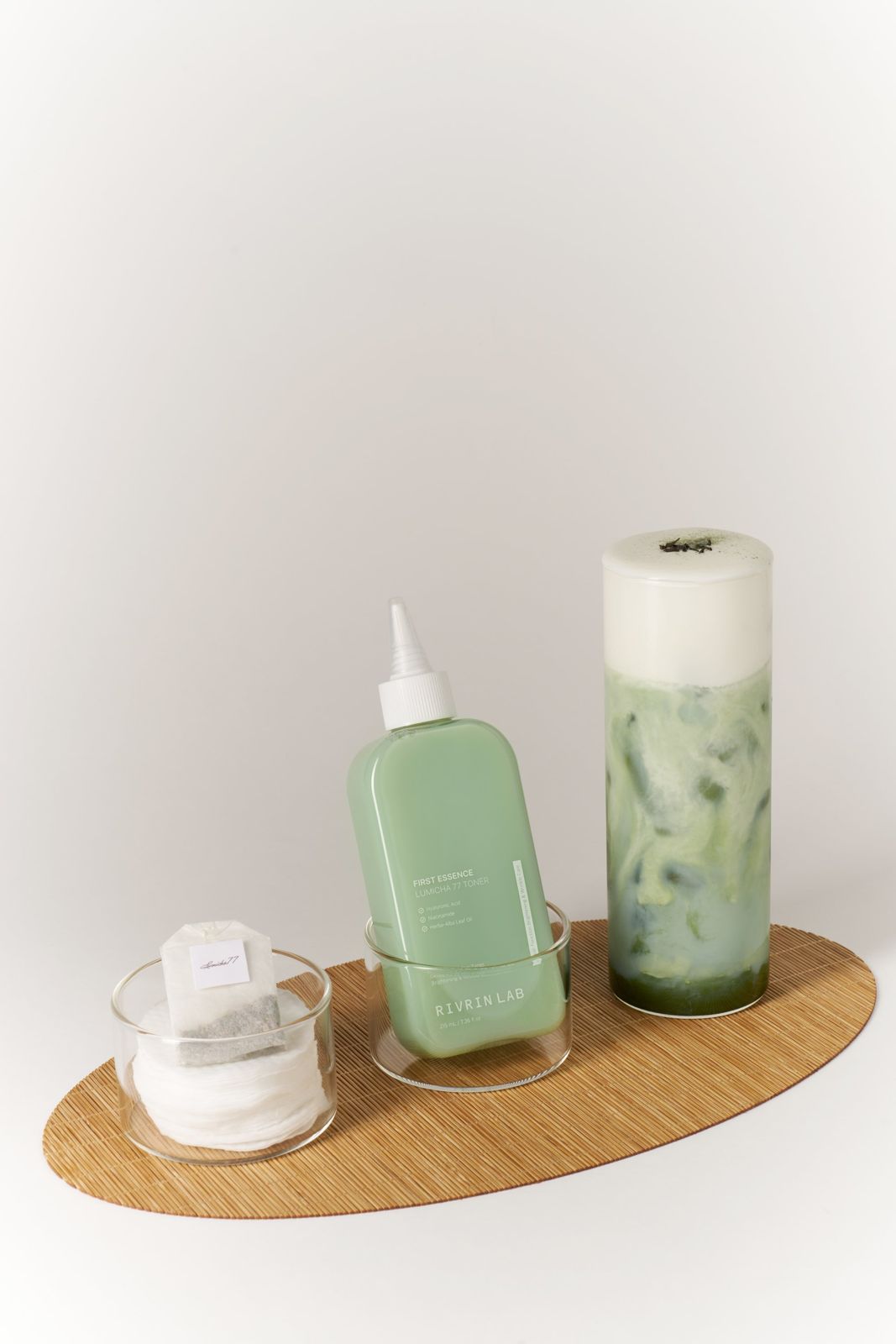 Rivrin Lab · 토너 — 대나무 트레이 위에 제품, 티백, 말차라떼를 함께 배치한 컷