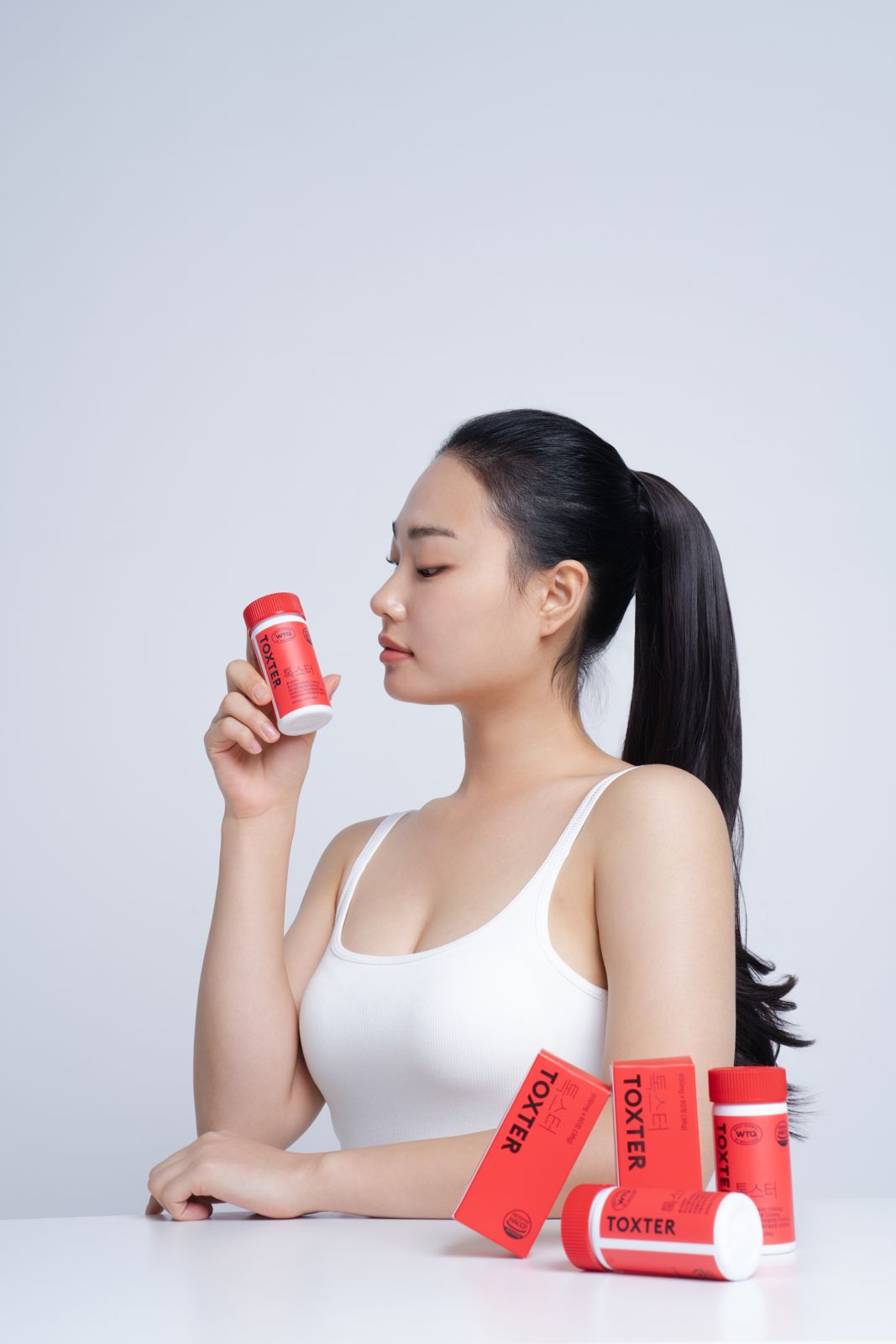 SH FOOD · 건강기능식품 (모델컷) — TOXTER 병을 들고 옆모습을 보이는 컷, 테이블 위에 TOXTER 제품들 배치