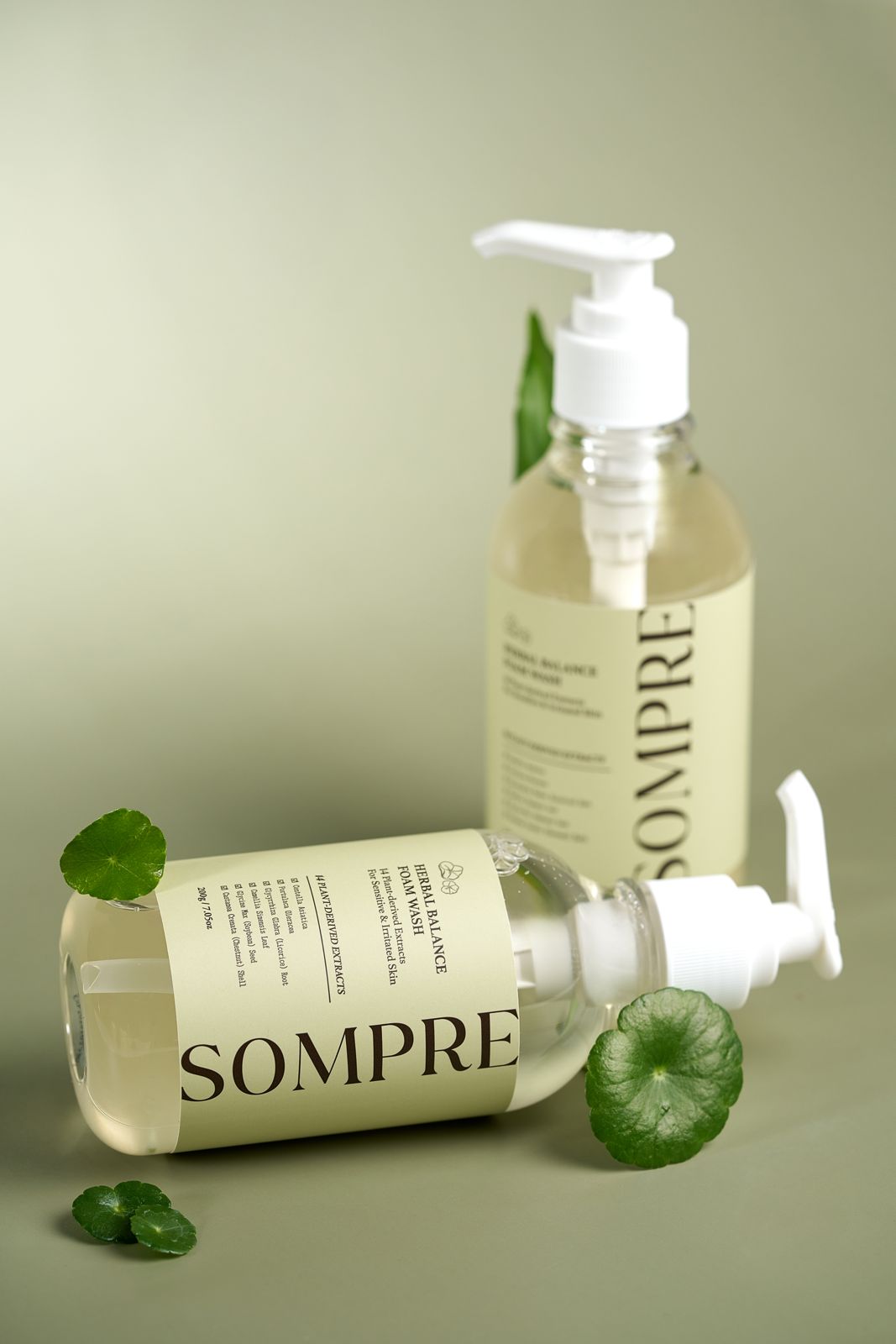Sompre · 폼워시 — 단독 용기와 잎사귀를 클로즈업한 컷