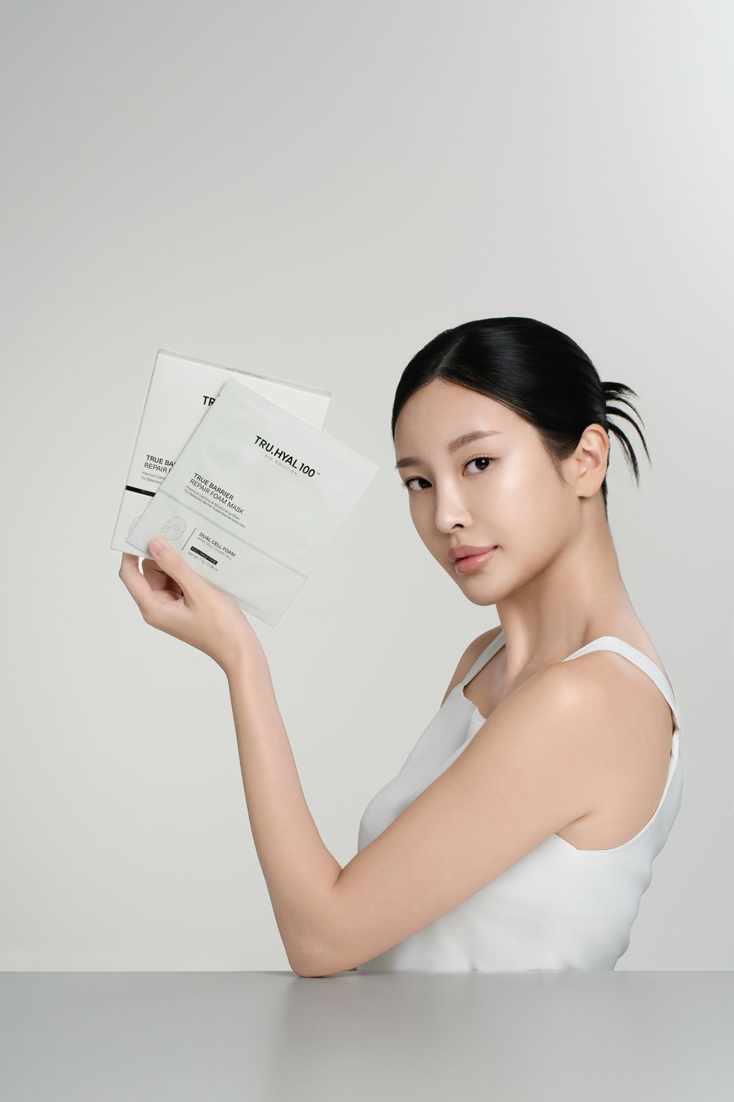 TRUHYAL100 · 모델촬영 — 마스크 파우치 2장을 부채꼴로 펼쳐 든 모델컷