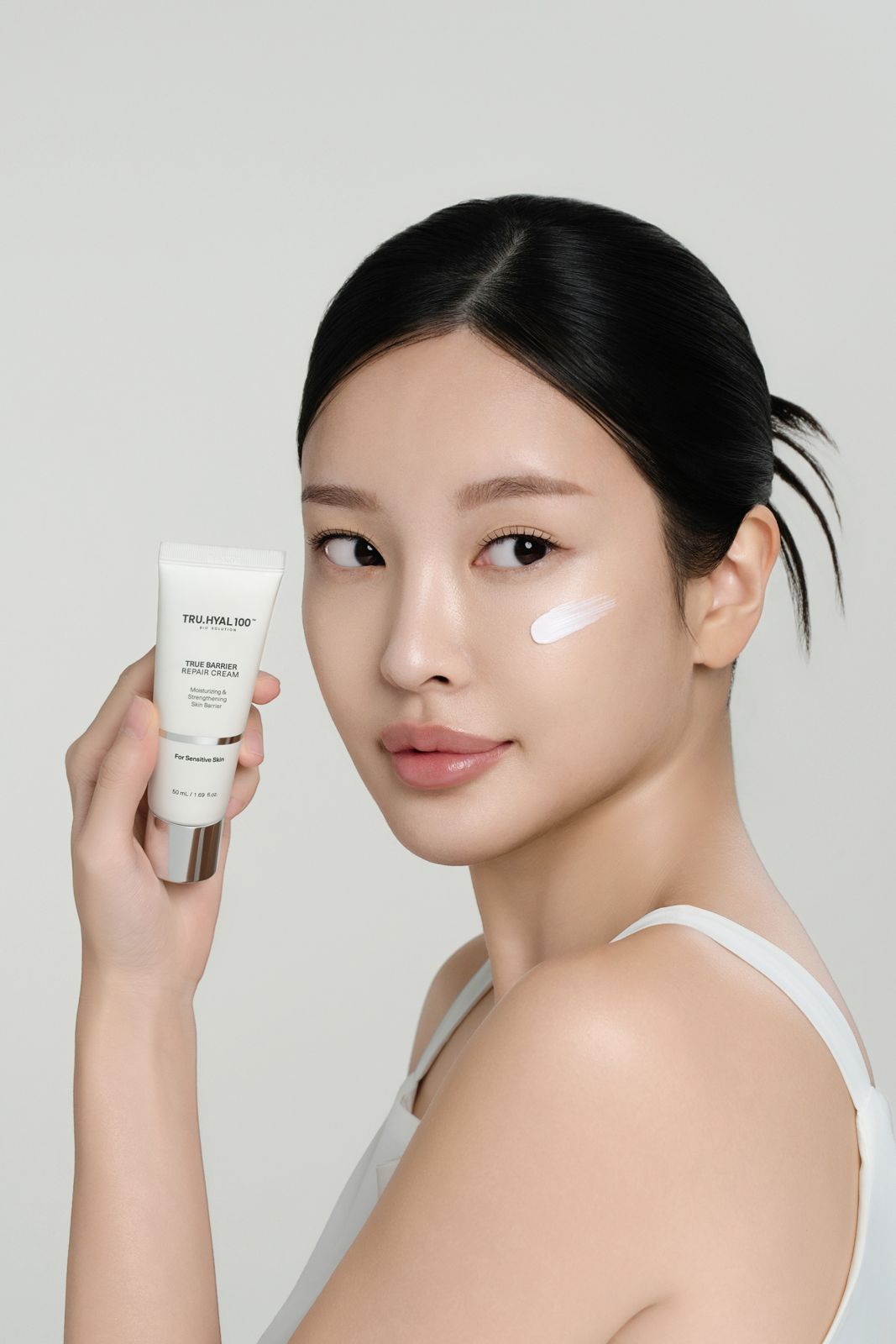 TRUHYAL100 · 모델촬영 — 동일 크림 튜브 컷, 표정 베리에이션