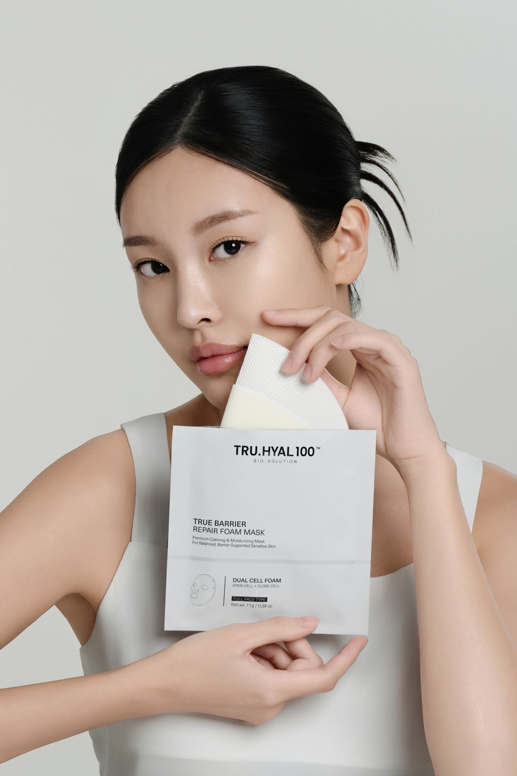 TRUHYAL100 · 모델촬영 — 마스크 파우치를 열어 시트를 꺼내는 모델컷