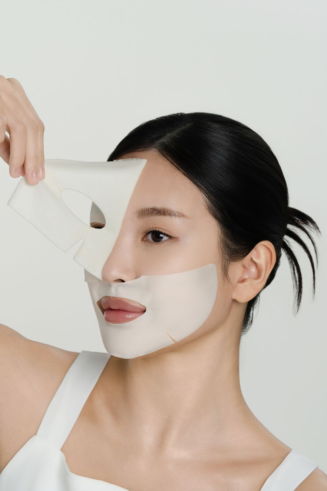 TRUHYAL100 · 모델촬영 — 시트마스크를 얼굴에 반쯤 붙이는 착용 과정 모델컷