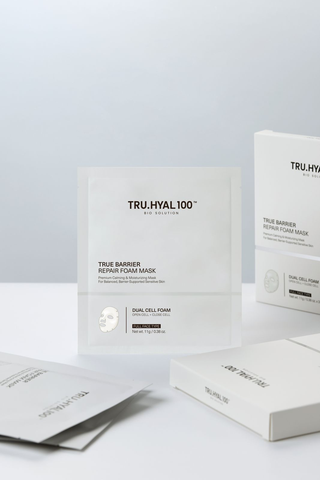 TRUHYAL100 · 제품촬영 — 박스와 파우치 여러 장을 함께 놓은 그룹컷