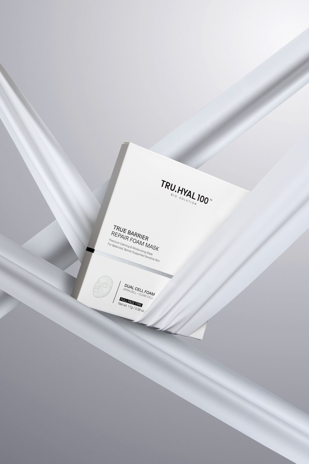TRUHYAL100 · 제품촬영 — 교차된 하얀천 사이에 박스를 떨어뜨린 연출컷