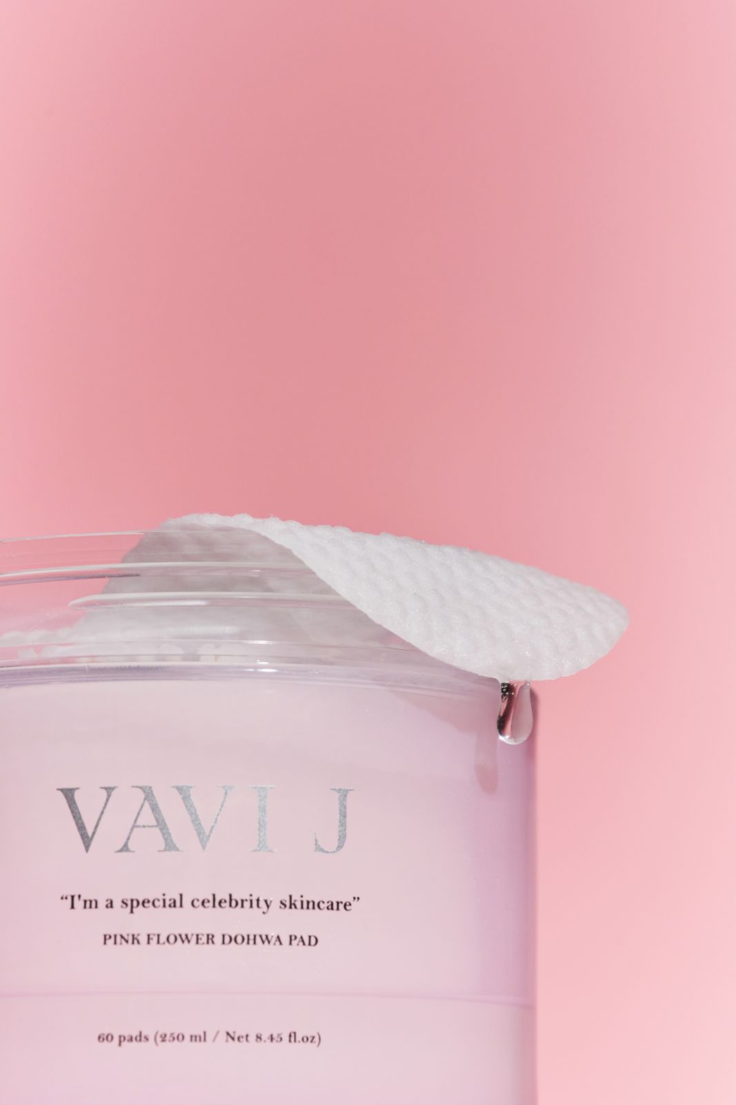 VAVIJ · 도화패드 — 용기 위에 패드가 걸쳐진 클로즈업 컷, 패키지 텍스트 노출