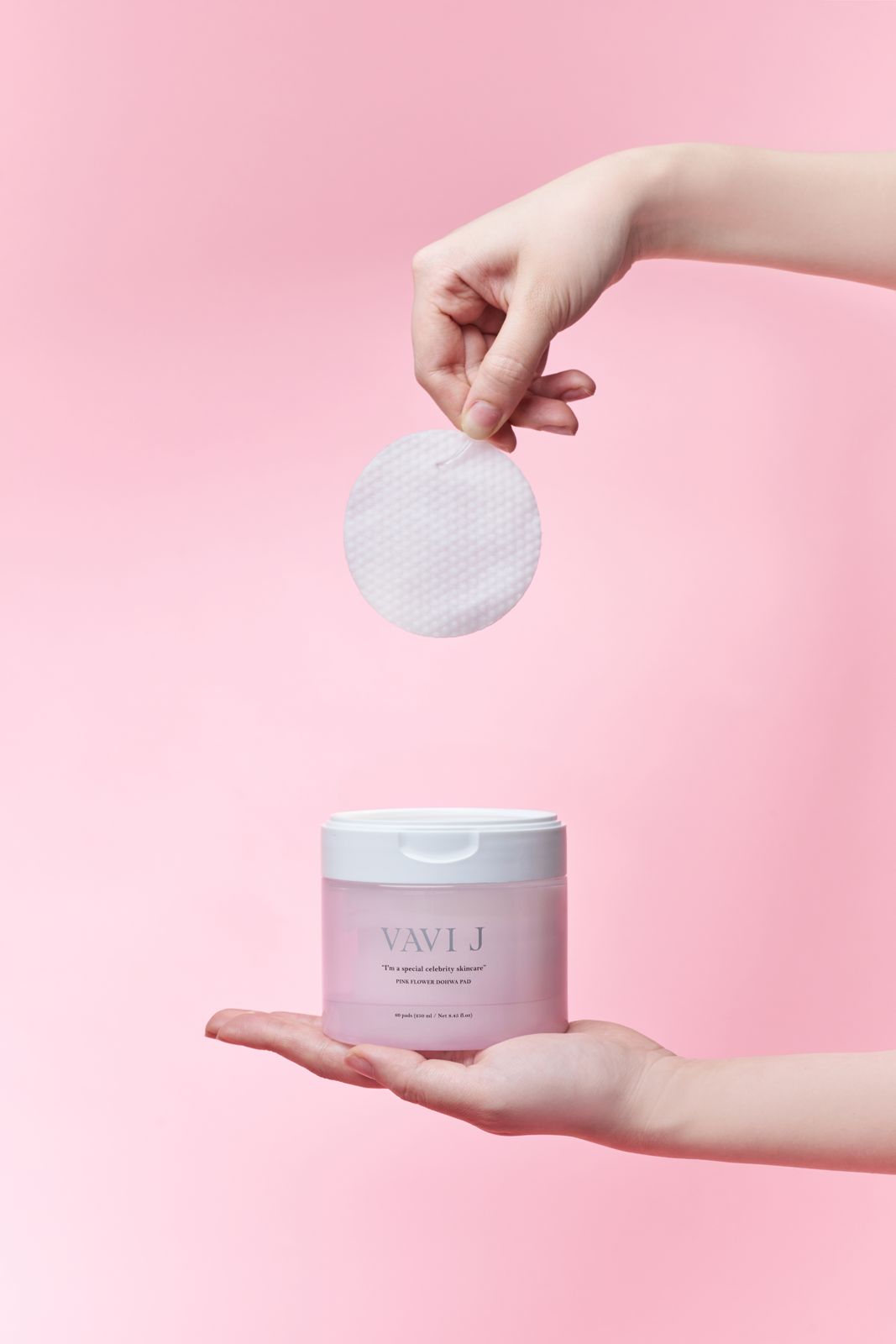 VAVIJ · 도화패드 — 손으로 패드를 들고 용기 위에 올려둔 손모델컷