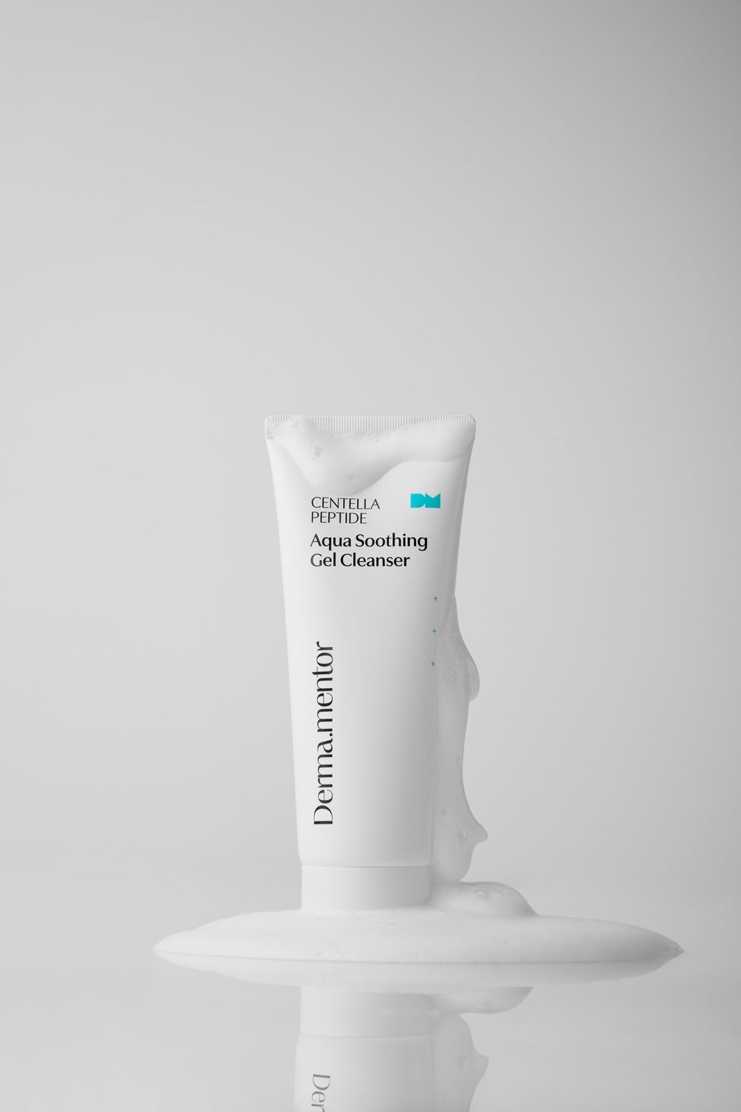Dermamentor · 센텔라 젤클렌저 — 클렌저에서 거품이 흘러내리는 텍스처 연출