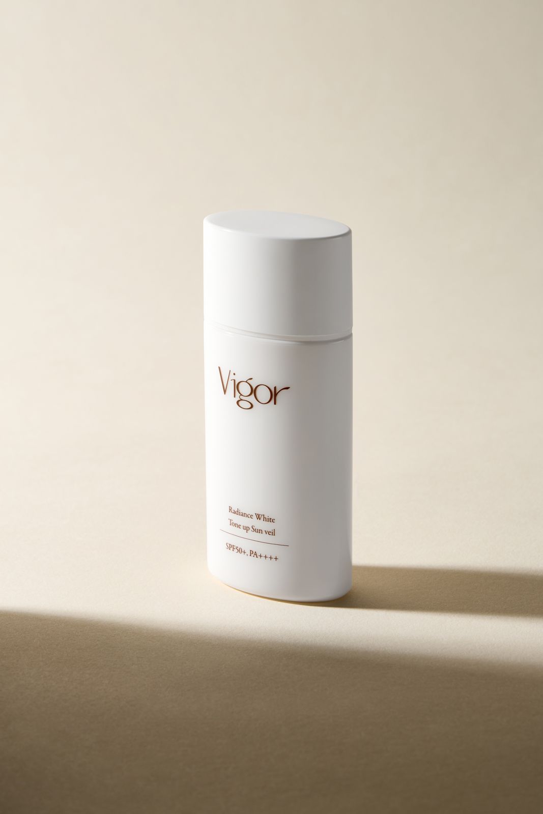 VIGOR · 선크림 — 베이지 배경의 단독 제품컷