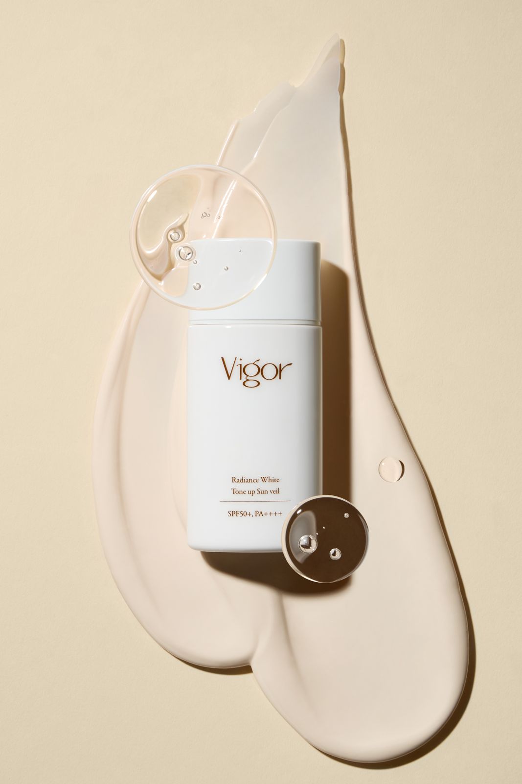 VIGOR · 선크림 — 제형 클로즈업 두 컷을 함께 배치한 컷