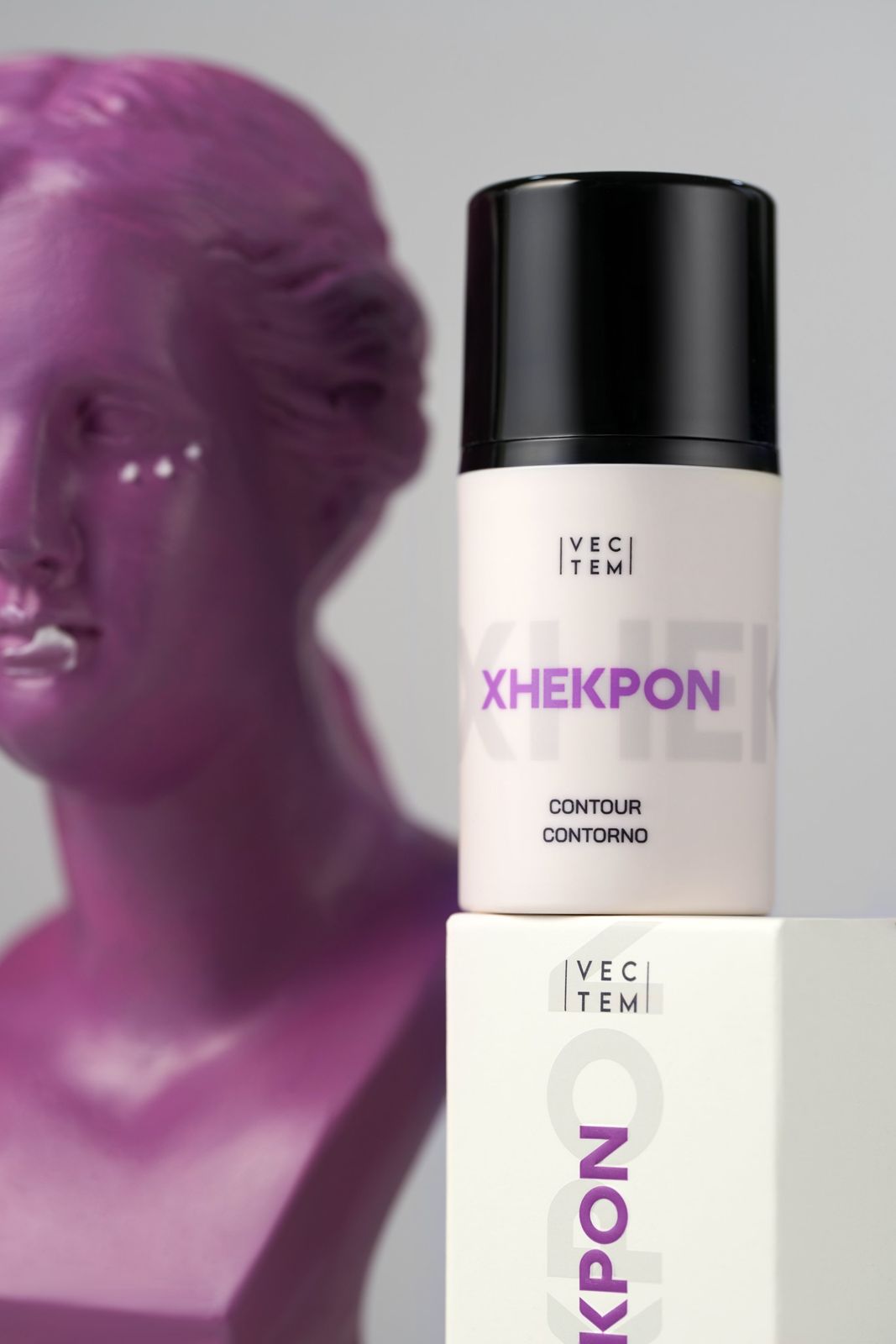 XHEKPON · 아이앤립크림 — 흉상 오브제 + 박스와 함께 연출한 그레이 톤 컷