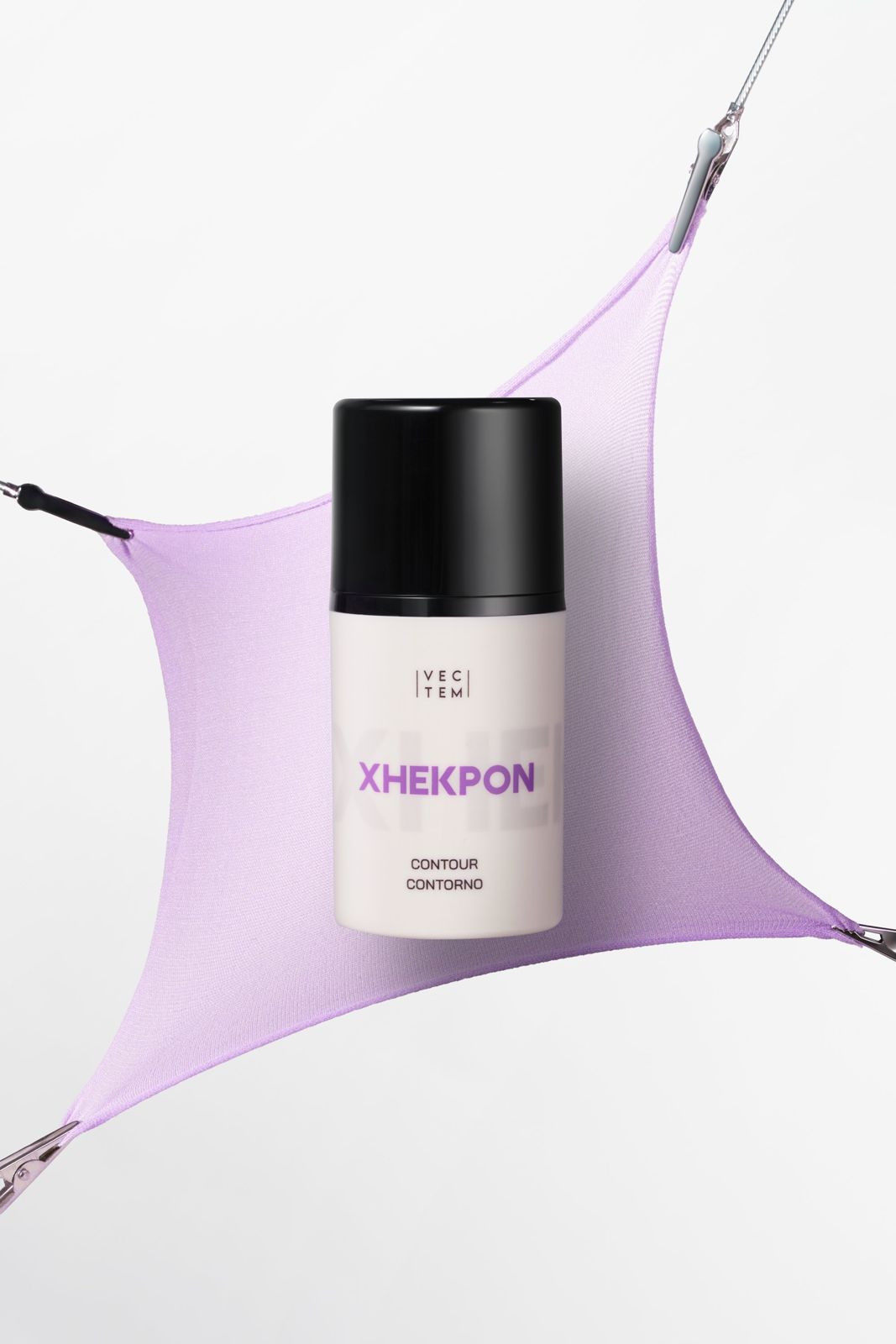 XHEKPON · 아이앤립크림 — 패브릭에 감싸여 매달린 듯한 공중 연출 클로즈업