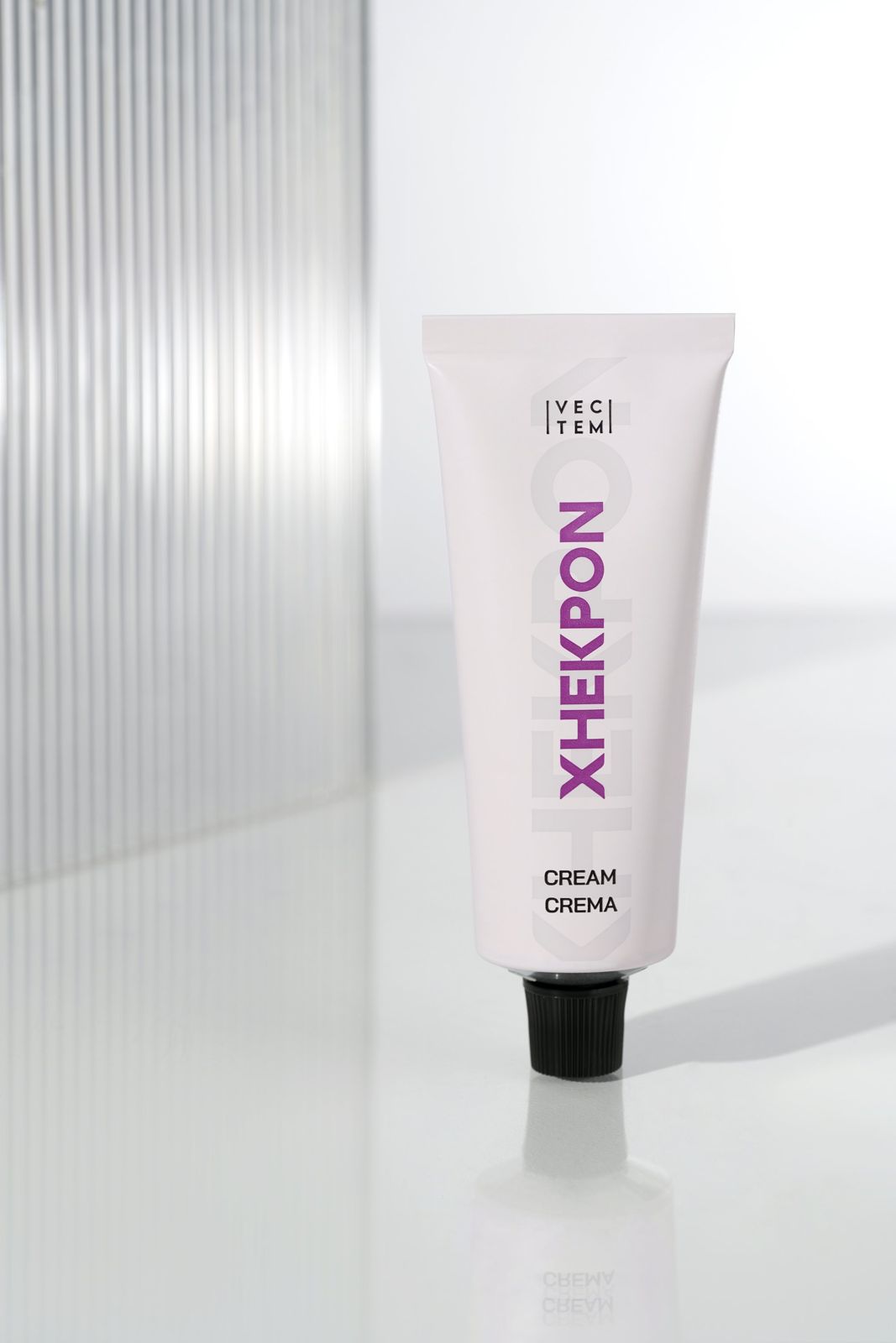XHEKPON · 페이스앤넥크림 — 유리 패널 배경과 함께 연출한 심플 스탠딩컷