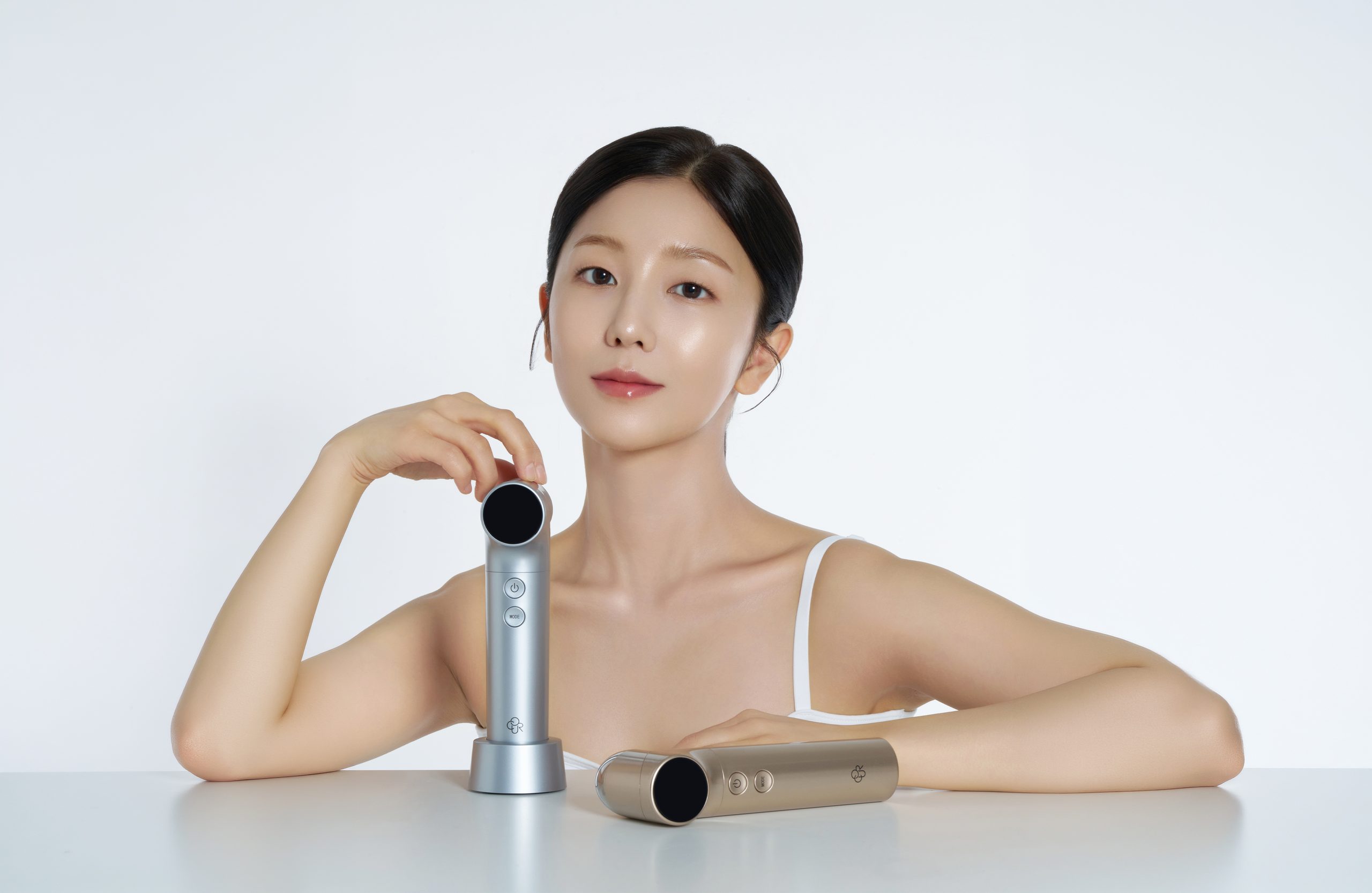 오큐라 디바이스 2종과 모델 화보